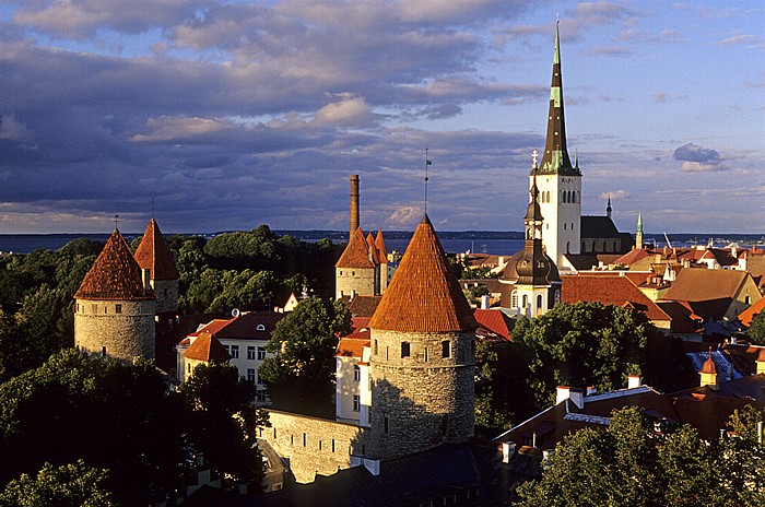 Tallinn Altstadt: Blick vom Domberg - Türme der Stadtmauer und Olaikirche (Oleviste kirik) Estnisch-Orthodoxe Verklärung-des-Herrn-Kirche