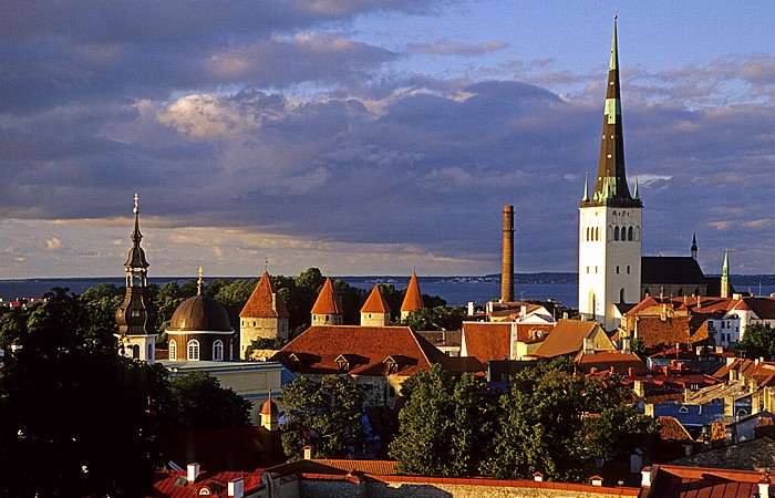 Tallinn Altstadt: Blick vom Domberg - Türme der Stadtmauer und Olaikirche (Oleviste kirik) Estnisch-Orthodoxe Verklärung-des-Herrn-Kirche