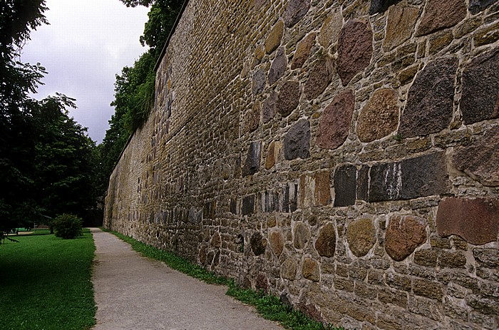 Hirvepark: Stadtmauer unterhalb des Domberges Tallinn