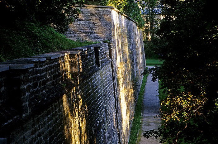 Tallinn Hirvepark: Stadtmauer unterhalb des Domberges