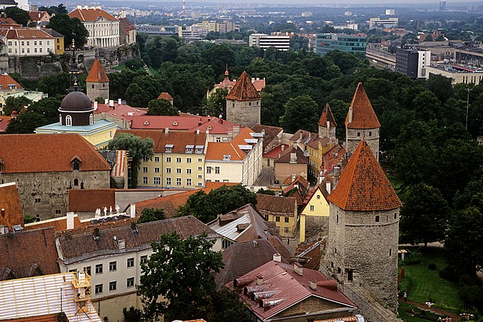 Blick von der Olaikirche (Oleviste kirik): Altstadt - Unterstadt mit Türmen der Stadtmauer Tallinn