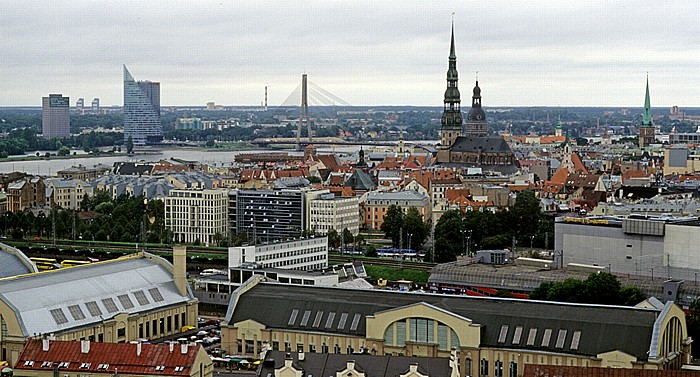 Riga Blick vom Kultur- und Wissenschaftspalast (Akademie der Wissenschaften) Altstadt Dom zu Riga Düna Jakobskirche Preses Nams Rigaer Schloss Saules Akmens Vansu-Brücke