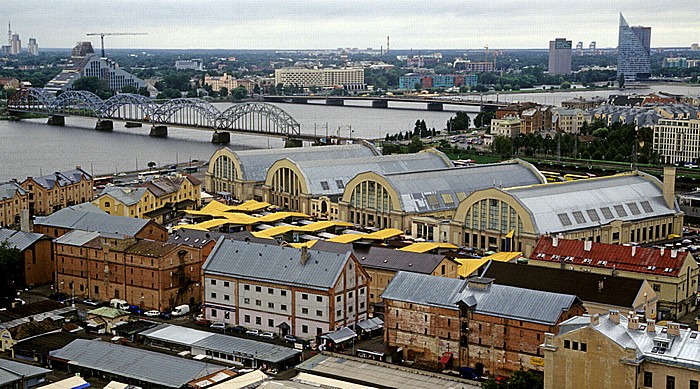 Riga Blick vom Kultur- und Wissenschaftspalast (Akademie der Wissenschaften) Düna Eisenbahnbrücke Lettische Nationalbibliothek Luftschiffhallen Preses Nams Radisson Blu Daugava Hotel Rigaer Zentralmarkt Saules Akmens Steinbrücke