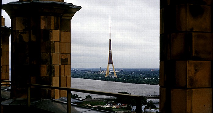 Blick vom Kultur- und Wissenschaftspalast (Akademie der Wissenschaften): Düna (Daugava) und Fernsehturm Riga Riga