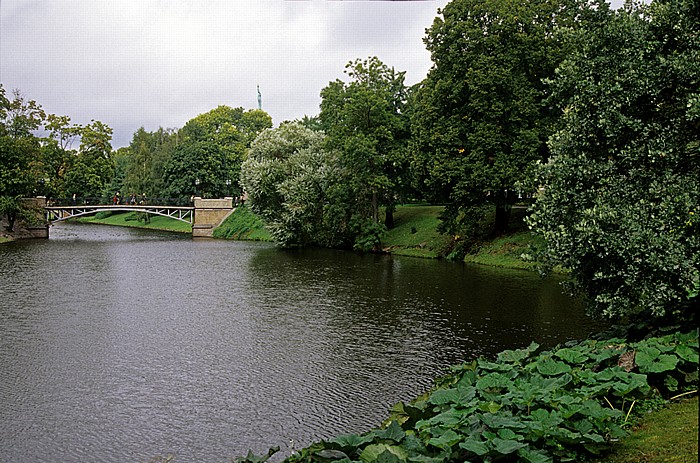 Riga Stadtkanal (Pilsetas kanals) zwischen Altstadt (links) und Neustadt Timms-Steg