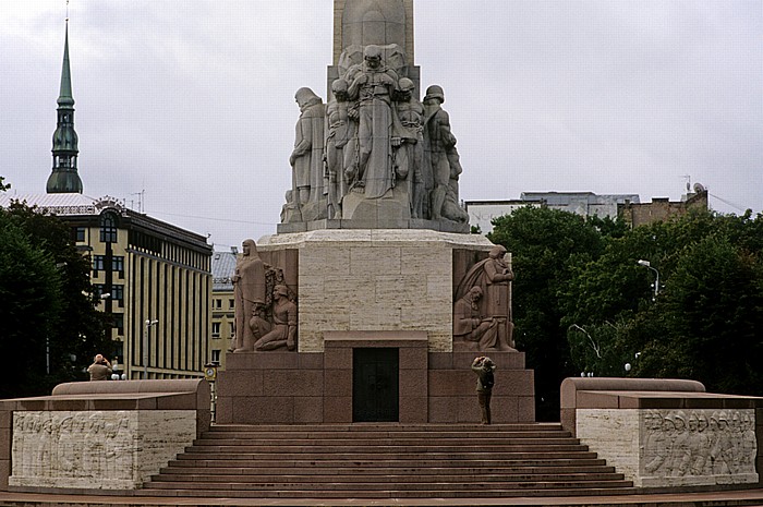 Riga Altstadt: Freiheitsboulevard (Brivibas bulvaris) - Freiheitsdenkmal (Brivibas piemineklis) Petrikirche