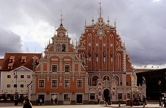 Riga Altstadt: Rathausplatz (Rats laukums) - Schwarzhäupterhaus (Melngalvju nams) Okkupationsmuseum Roland