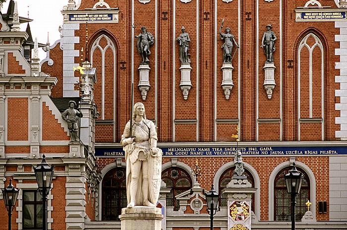 Riga Altstadt: Rathausplatz (Rats laukums) - Roland vor dem Schwarzhäupterhaus (Melngalvju nams)