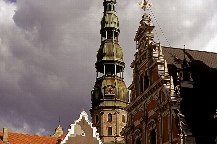 Altstadt: Petrikirche (Sveta Petera baznica) und Schwarzhäupterhaus (Melngalvju nams) Riga