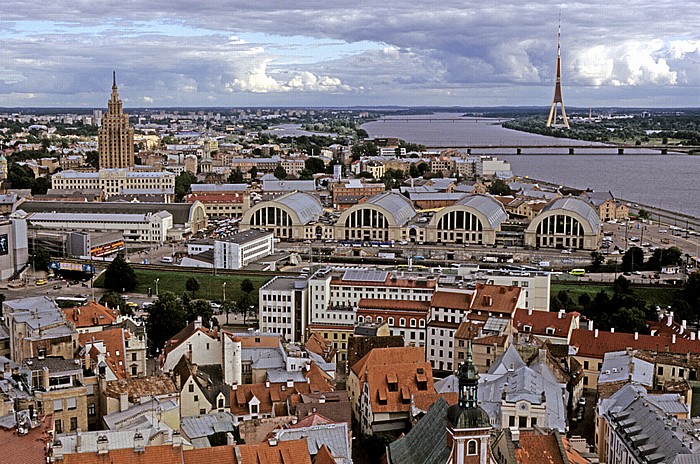 Blick von der Petrikirche (Sveta Petera baznica): Altstadt (unten) und Moskauer Vorstadt (Maskavas forstate) Riga