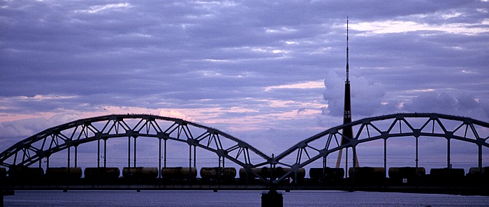 Blick von der Steinbrücke (Akmens tilts): Eisenbahnbrücke und Fernsehturm Riga Riga