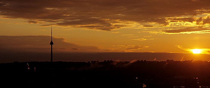 Blick vom Berg der drei Kreuze: Sonnenuntergang über Vilnius Fernsehturm Neris