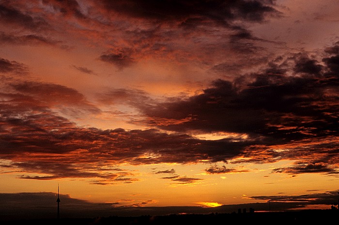 Blick vom Berg der drei Kreuze: Sonnenuntergang über Vilnius Fernsehturm