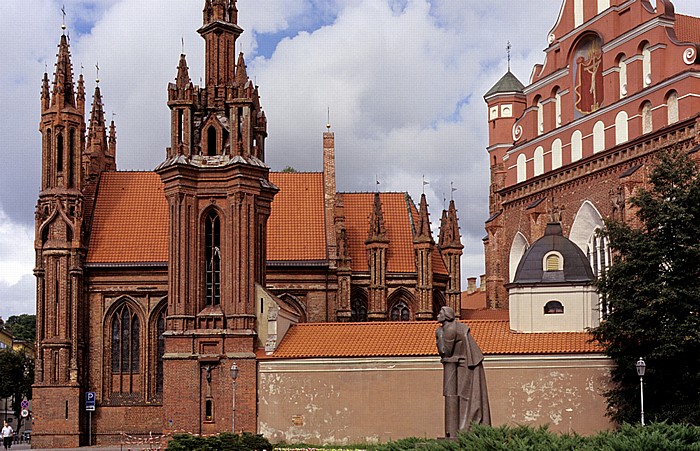 Altstadt: Bernhardinerkirche (vorne) und St. Annakirche (Vilniaus Sv. Onos baznycia) Vilnius