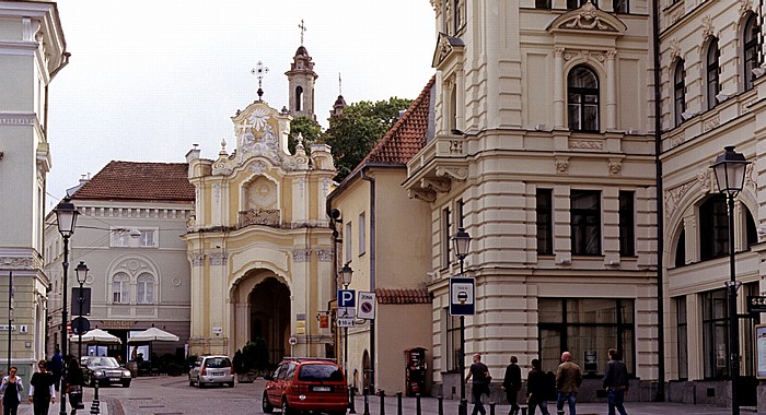 Vilnius Altstadt: Tor zur Kirche der Heiligen Dreifaltigkeit und dem Basilius-Kloster Nationale Philharmonie