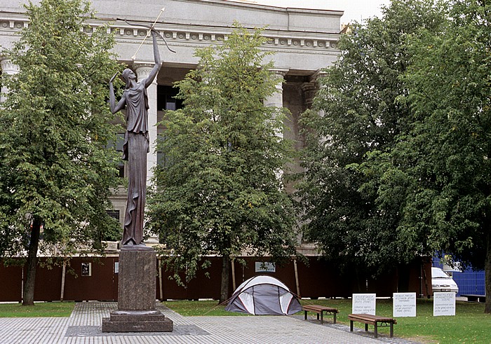 Vilnius Lukiskes: Denkmal vor der Litauischen Nationalbibliothek (Lietuvos nacionaline Martyno Mažvydo biblioteka) Litauische Nationalbibliothek