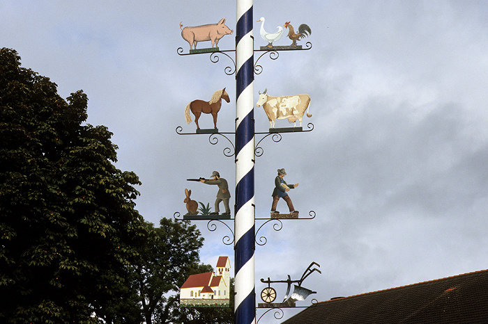 St.-Sebastian-Straße: Maibaum Aschering