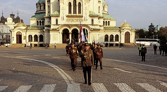 Sofia Alexander-Newski-Platz: Militärparade in historischen Uniformen Alexander-Newski-Kathedrale