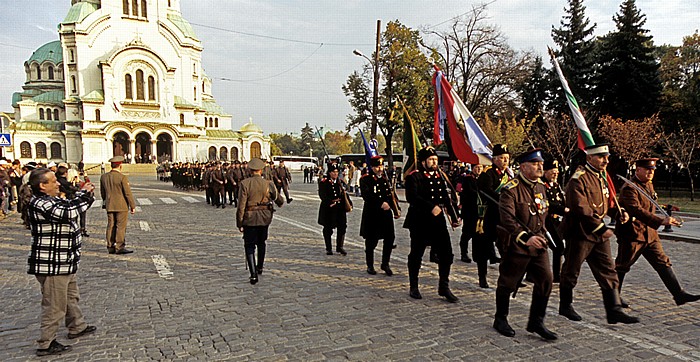 Sofia Alexander-Newski-Platz: Militärparade in historischen Uniformen Alexander-Newski-Kathedrale