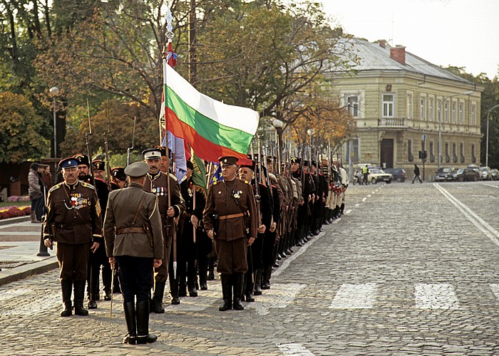 Alexander-Newski-Platz: Militärparade in historischen Uniformen und mit bulgarischer Flagge Sofia