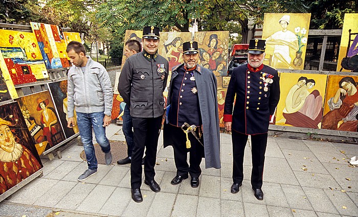 Kunst- und Antikmarkt: Teilnehmer der Militärparade in historischen Uniformen Sofia