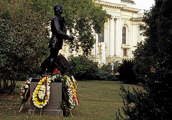 Sofia Park vor dem Hauptgebäude der St.-Kliment-Ohridski-Universität