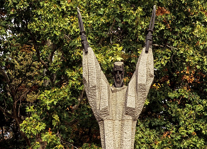 Park vor dem Hauptgebäude der St.-Kliment-Ohridski-Universität: Denkmal für Kliment von Ohrid (Kliment Ohridski) Sofia