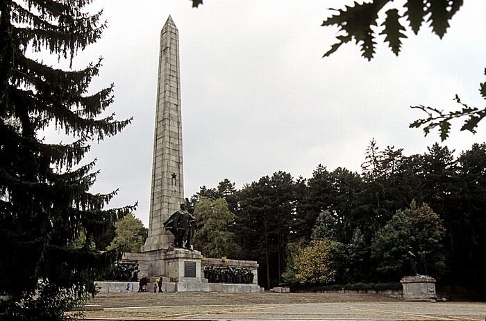 Sofia Borissowa gradina (Borisgarten): Denkmal Bratska mogila zum Gedenken an den nationalen Widerstand (Partisanendenkmal)