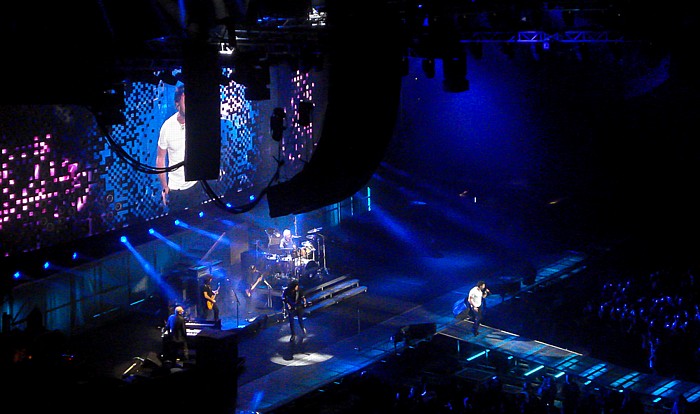 Wiener Stadthalle: Queen + Paul Rodgers Wien In der Mitte: Brian May (lead guitars, vocals), Roger Taylor (drums, percussions, vocals), Paul Rodgers (lead vocals, rhythm guitar, piano, harmonica)