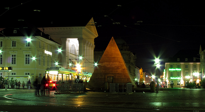 Marktplatz mit Karlsruher Pyramide und Großherzog-Ludwig-Brunnen Evangelische Stadtkirche Rathaus