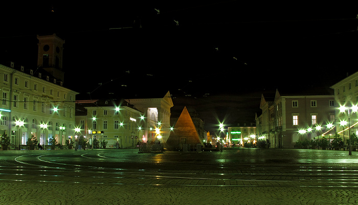 Marktplatz mit Karlsruher Pyramide und Großherzog-Ludwig-Brunnen Evangelische Stadtkirche Rathaus