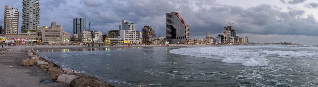 Tel Aviv Skyline an der Herbert Samuel Street. Strand, Mittelmeer