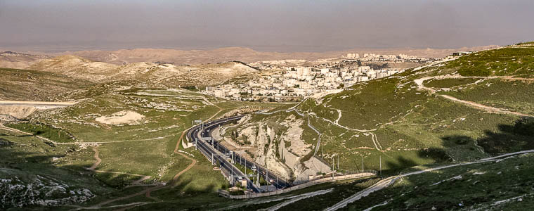 Blick vom Mount Skopus auf das Jordantal und die Palästinensischen Autonomiegebiete mit der Mount Scopus Road und az-Za'ayyem Jerusalem