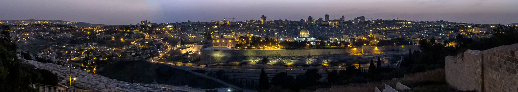 Blick vom Ölberg: Altstadt mit Tempelberg (Al-Aqsa-Moschee und Felsendom) Jerusalem