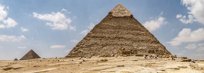 Gizeh-Plateau: Mykerinos-Pyramide (links), Chephren-Pyramide