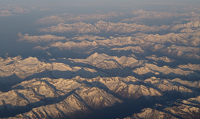 Alpen im ersten Sonnenlicht Luftbild aerial photo