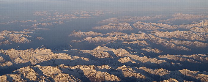 Alpen im ersten Sonnenlicht Luftbild aerial photo