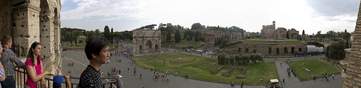 Blick vom Kolosseum (Amphitheatrum Flavium): Konstantinsbogen, Palatin, Piazza del Colosseo, Forum Romanum