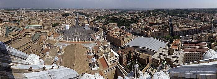 Blick von der Kuppellaterne des Petersdom: Längsschiff, Petersplatz, Vatikanische Audienzhalle