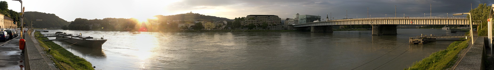 Linz Obere Donaulände, Donau, Pöstlingberg mit Wallfahrtskirche, Neues Rathaus, Ars Electronica Center, Nibelungenbrücke