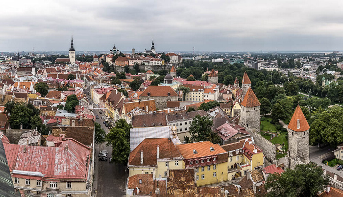 Tallinn Blick von der Olaikirche: Altstadt mit Domberg