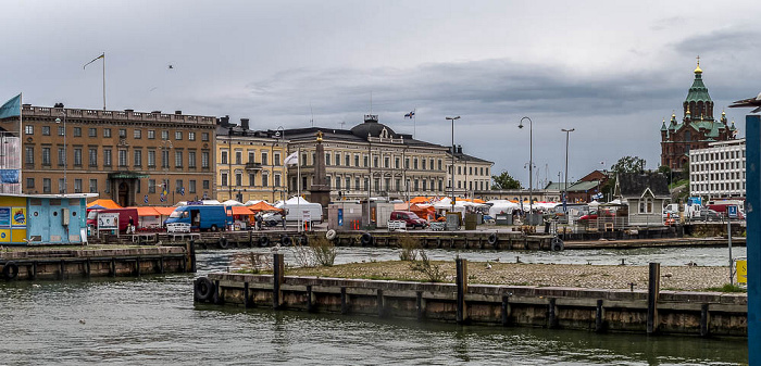 Kruununhaka mit der Schwedischen Botschaft, dem Obersten Gericht (Korkein oikeus) und der Uspenski-Kathedrale (Uspenskin katedraali), Südhafen Helsinki