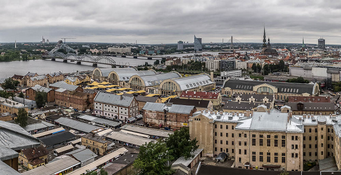 Riga Blick von der Akademie der Wissenschaften: Moskauer Vorstadt (Maskavas forstate) Altstadt Düna Eisenbahnbrücke Luftschiffhallen Rigaer Zentralmarkt Steinbrücke