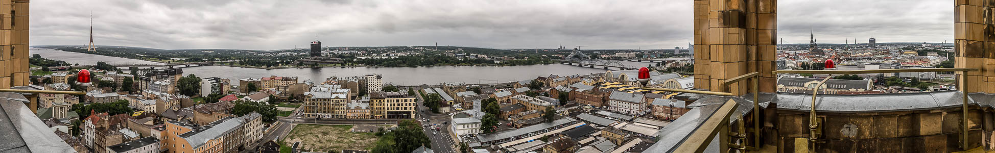 Riga Blick von der Akademie der Wissenschaften: Moskauer Vorstadt (Maskavas forstate) und Düna (Daugava) Altstadt Fernsehturm Riga Inselbrücke