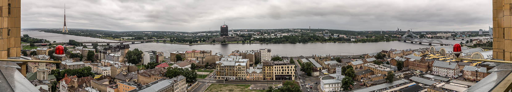 Riga Blick von der Akademie der Wissenschaften: Moskauer Vorstadt (Maskavas forstate) und Düna (Daugava) Altstadt Fernsehturm Riga Inselbrücke