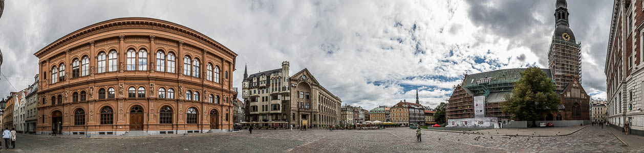 Riga Altstadt: Domplatz (Doma laukums) Börse Dom zu Riga Finanzministerium Radio Lettland SEB Bank