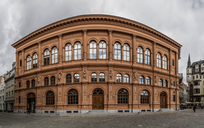 Riga Altstadt: Domplatz (Doma laukums) mit Börse