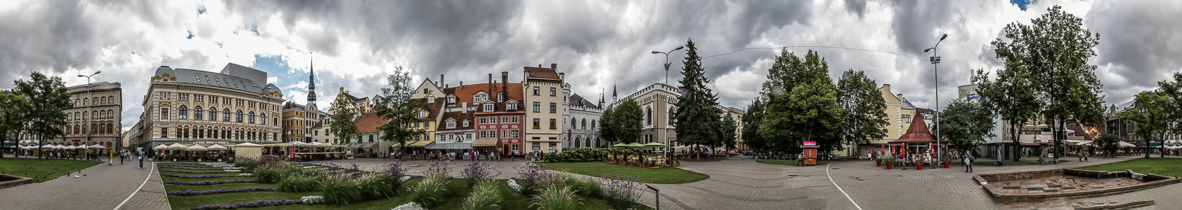 Riga Altstadt: Livuplatz (Livu laukums) Haus der Großen Gilde Haus der Kleinen Gilde Meistaru iela Petrikirche Russisches Theater