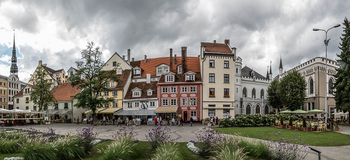 Riga Altstadt: Livuplatz (Livu laukums) Haus der Großen Gilde Haus der Kleinen Gilde Meistaru iela Petrikirche Russisches Theater