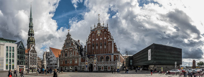 Riga Altstadt: Rathausplatz (Rats laukums) mit Petrikirche, Roland, Schwarzhäupterhaus und Okkupationsmuseum